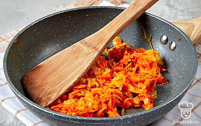 Сделайте начинку. Морковь и лук натрите на средней терке, затем обжарьте в сливочном масле в течение 7 минут, посолив и поперчив. Овощи добавьте к желткам, смешайте ингредиенты до однородной массы. Смешайте начинку с майонезом и нафаршируйте смесью белки.