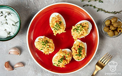 Готовую закуску украсьте веточкой петрушки и зеленым луком для аромата и привлекательности. Подавайте блюдо к столу.