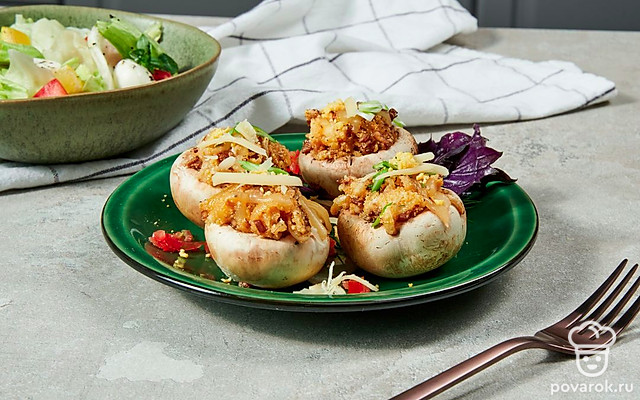 Грибы, фаршированные яйцом, в духовке — Рецепт с фото