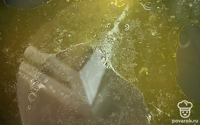 Подогреваем куриный бульон.