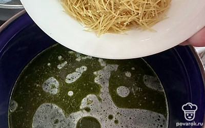 Добавляем лапшу. Варим до готовности.