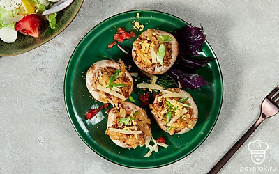 Каждый фаршированный шампиньон украсьте веточкой свежего укропа.