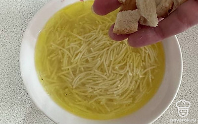 Выкладываем сухарики.