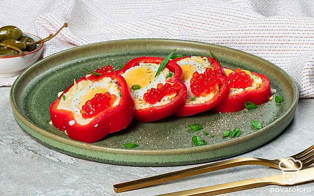 Перец, фаршированный яйцом — Рецепт с фото