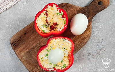 Приготовьте блюдо. Оставшиеся три яйца вставьте целиком в середину болгарских перцев. Остальное пространство заполните смесью сыра и майонеза. Готовое блюдо уберите в холодильник на 2 часа.