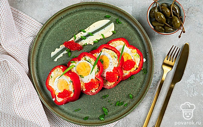 Нарежьте фаршированные перцы на равные по размеру кусочки, а после выложите их на тарелку для подачи. Готовую закуску используйте в качестве дополнения к основному блюду.