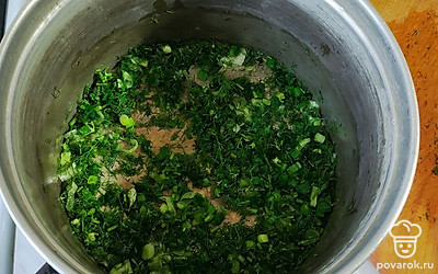Мелко нарежьте укроп и зеленый лук. Посолите и помните до образования сока.