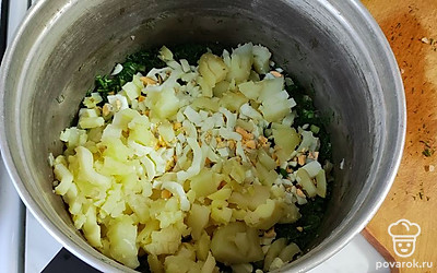 Картофель и яйца мелко нарежьте.
