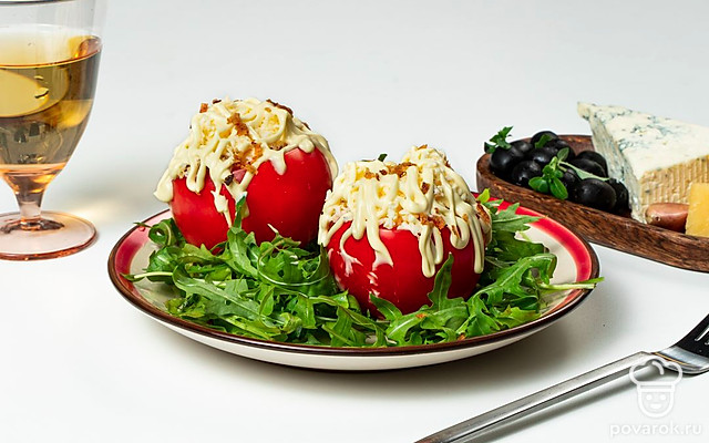 Помидор, фаршированный сыром, чесноком и яйцом — Рецепт с фото