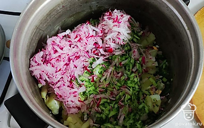 Редис и огурец натрите на крупной терке.