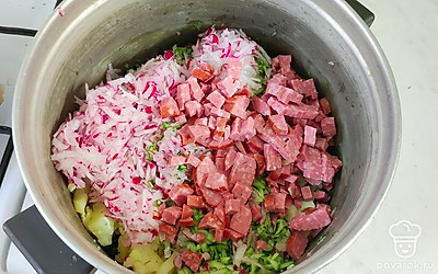 Колбасу нарежьте кубиком.