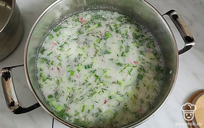 Залейте холодной водой. Посолите, добавьте лимонный сок и сметану. 