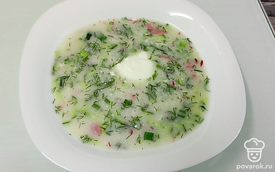 Подавайте окрошку охлажденной, добавьте сметаны.