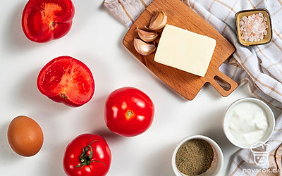 Помидоры хорошо вымойте, просушите. Плавленый сыр поместите в холодильник: на момент приготовления блюда он должен быть охлажденным и достаточно твердым. Куриное яйцо тщательно вымойте, после чего сварите вкрутую, остудите и очистите. Зубчики чеснока сполосните, очистите от шелухи. Зелень для подачи промойте, листья отделите от веточек.