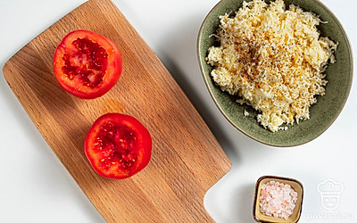 Приготовьте начинку. Кусочек плавленого сыра натрите на мелкой терке. То же самое повторите с очищенным куриным яйцом. Чеснок пропустите через пресс, а затем добавьте к ингредиентам. Посолите и поперчите смесь по вкусу, после чего тщательно перемешайте. Заправьте полученную массу майонезом, еще раз перемешайте.