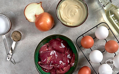 Подготовьте продукты для закуски. Лук почистите, мелко порубите.