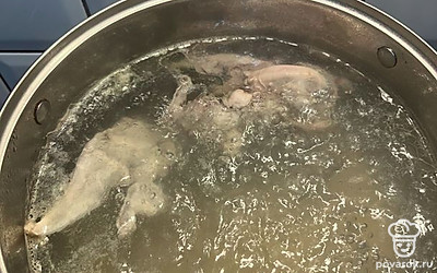 Курицу отварить до готовности.