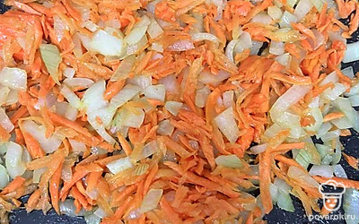 Лук обжарить до золотистой корочки, добавить натертую морковь и жарить 5 минут. Добавить специи по вкусу.