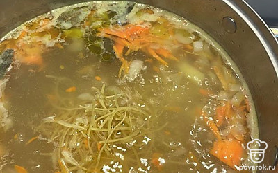 В кастрюлю переложить картофель, варить 20 минут. Далее добавить лапшу и зажарку из моркови и лука, варить 10 минут. Специи и соль по вкусу.