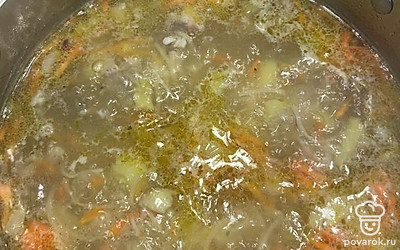 Добавить лавровый лист за 5 минут до готовности. Дать супу настояться 15 минут.