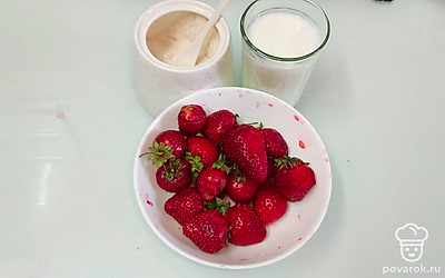 Подготовьте все необходимые ингредиенты. Клубнику вымойте.