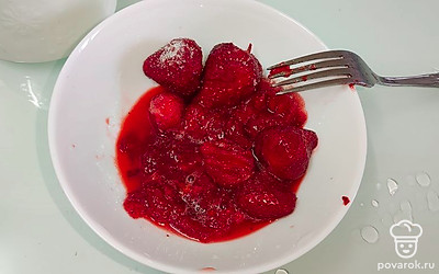 У клубники уберите листики, разомните ягоды вилкой в пюре.