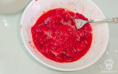 Добавьте сахар, перемешайте. Затем залейте холодным молоком.