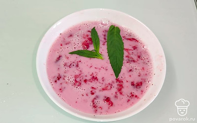 Подавайте суп холодным, украсьте листочками мяты.