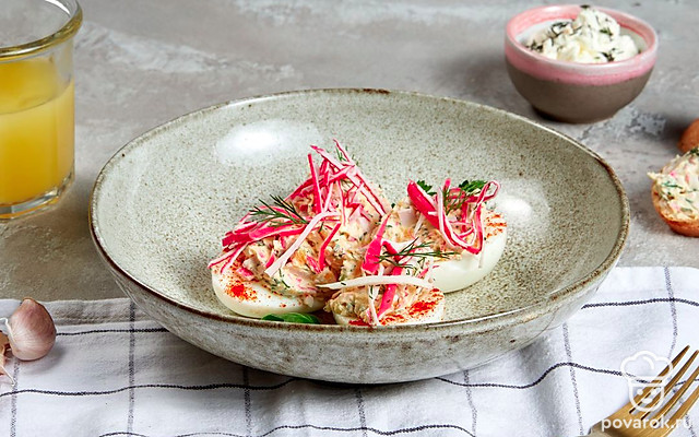 Фаршированные яйца с крабовыми палочками и греческим йогуртом — Рецепт с фото