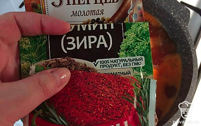 Добавьте специи, соль и перец по вкусу.