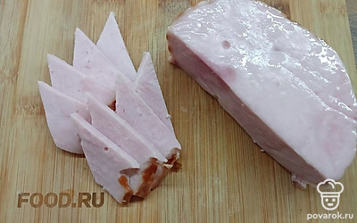Мясо нарежьте на тонкие широкие ломтики.