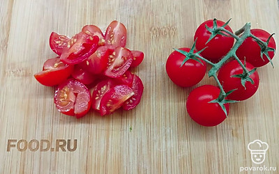 Помидоры черри нарежьте на четвертинки.