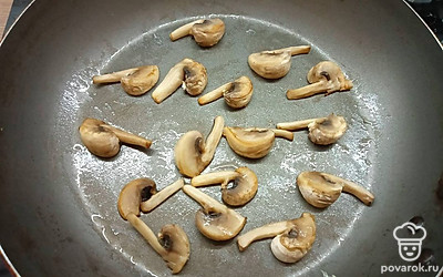 Шампиньоны обжарьте по 5 минут с каждой стороны на среднем огне на сковороде, смазанной растительным маслом, и отложите. Должна получиться золотистая корочка.