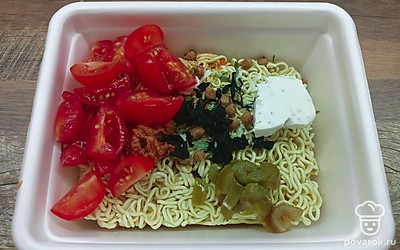 Сверху выложите помидоры черри и перец халапеньо.