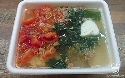 Залейте лапшу кипятком так, чтобы он покрывал все ингредиенты. Добавьте соевый и рыбный соусы. Накройте крышкой и оставьте настаиваться по инструкции на упаковке.
