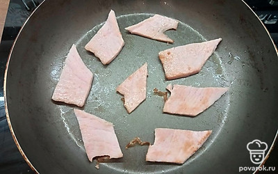 Когда грибы будут готовы, на той же сковороде обжарьте с двух сторон ломтики мяса, так же до легкой золотистости, примерно по 3 минуты. 