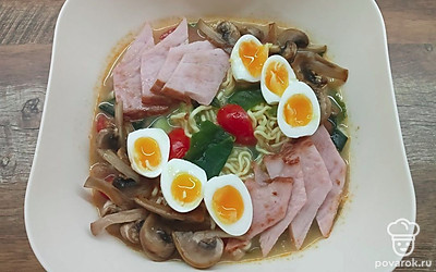 После того, как лапша разварилась, переложите ее в глубокую тарелку и тщательно перемешайте. Выложите сверху обжаренные грибы и мясо, нарезанные напополам яйца.