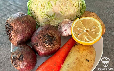 Хорошо промоем кусок мяса. Для супа особенно хорошо подойдет мясо на кости, так бульон будет вкуснее. Положим мясо в кастрюлю, зальем холодной водой. Поставим на средний огонь. По мере приближения к кипению воды, на ней станет образовываться пена. Ее необходимо убрать, для сохранения прозрачности бульона. Как бульон закипит, накроем кастрюлю крышкой, убавим огонь до минимума и вариим еще час-полтора.