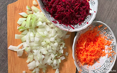 Пока бульон готовится, начинаем делать зажарку. Люблю сделать ее сразу побольше. Она прекрасно хранится в холодильнике, а когда снова захочется борща, останется только сварить бульон. Подготавливаем овощи. Моем, чистим. Свеклу протираем на крупной терке, морковь на средней, а лук нарезаем небольшими кубиками.