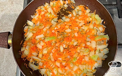 Разогреваем сковороду, наливаем растительное масло, так, что бы оно покрыто дно, но не слишком много. На среднем огне пассируем лук и морковь. Не забываем помешивать для равномерно прожарки. Примерно через 5 минут, лук и морковь станут золотистый.