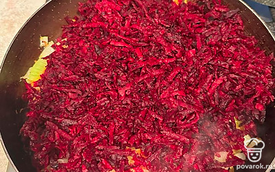 Тогда выкладываем на сковороду свеклу. Щедро поливаем лимонным соком, перемешиваем. Лимонный сок поможет сохранить красный цвет борщу. Если нет лимона, то его можно заменить уксусом или лимонной кислотой. Кроме того, добавление лимонного сока придаст супа приятную кислинку. Если больше по вкусу бурый цвет супа, то этот шаг можно пропустить.