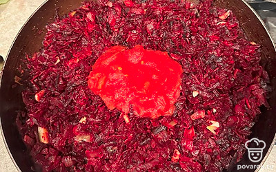 Жарим еще 5 минут. Затем добавляем томатную пасту, перемешиваем и оставляем еще на 5 минут. Все, зажарка готова.