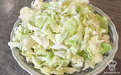 Возвращаемся к бульону. Шинкуем капусту, чистим картофель и нарезаем его кубиками.