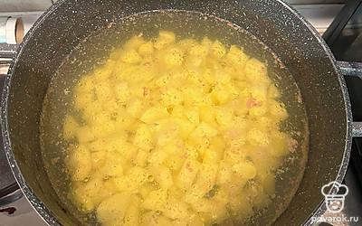 По готовности бульона вынимаем из него мясо, а капусту, наоборот, помещаем в бульон. Примерно через 10 минут к капусте присоединяем картофель, а так же специи. На заметку. Если капуста молодая, то лучше поменять порядок добавления овощей: сначала картофель, затем капусту.
