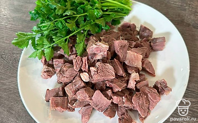 Остывшее мясо отделяет от кости, нарезаем кубиками. Возвращаем в кастрюлю и солим по вкусу.