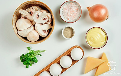 Куриные яйца помойте и отварите вкрутую до готовности: в небольшую кастрюлю налейте воды, положите в нее яйца, доведите до кипения и варите еще 10 минут на умеренном огне. После этого слейте кипяток, остудите яйца под холодной водой и очистите от скорлупы. Помойте и обсушите грибы. Почистите и помойте репчатый лук, мелко нарежьте. Помойте базилик для подачи.