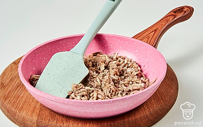 Подготовьте ингредиенты. Яйца разрежьте пополам, извлеките желтки и переложите их в отдельную миску. Грибы измельчите и положите на раскаленную сковороду, предварительно смазав ее маслом. Добавьте нарезанный репчатый лук и обжаривайте все вместе в течение 6 минут.