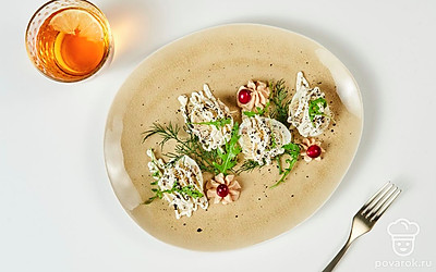 Когда блюдо будет готово, украсьте его ароматной свежей зеленью и подавайте к столу.