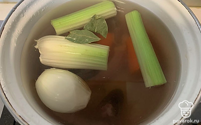 Отделите филе рыбы, удалите жабры и плавники. Залейте головы и остовы рыбы водой. Добавьте луковицу, морковь, сельдерей, зубчики чеснока, семена кориандра, тимьян, лавровый лист, перец горошком. Доведите до кипения, снимите пену. Томите час, после чего бульон процедите.