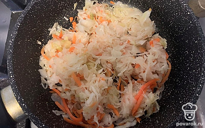 Капусту отожмите и обжарьте вместе с луком и морковью.
